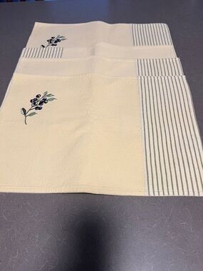 4 Harman embroidered placemats - 13”x18” Machine Washable